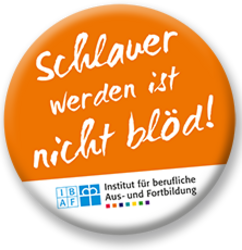 Button mit dem Spruch "Schlauer werden ist nicht blöd!"