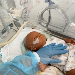 Inkubator mit Babysimulator im SkillsLab