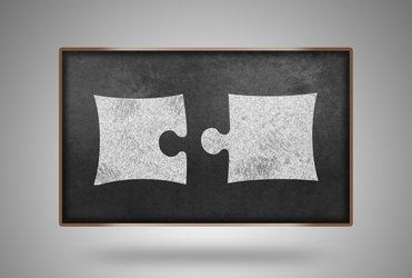Zwei hellgraue passende Puzzleteile, die einander gegenüber liegen
