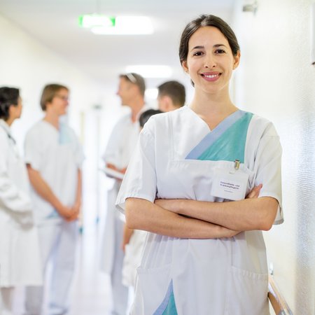 Weibliche Pflegefachkraft im Krankenhausflur