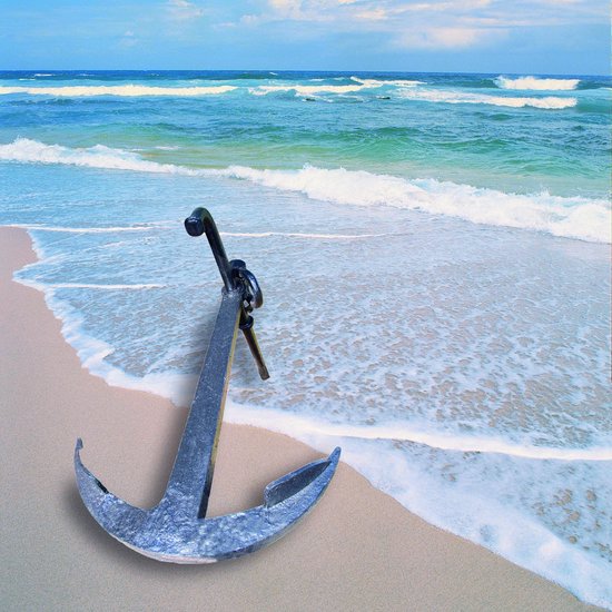 Eine Bildmontage, die einen großen Anker zeigt, der am Strand liegt