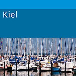 Botssteg mit vielen Boten